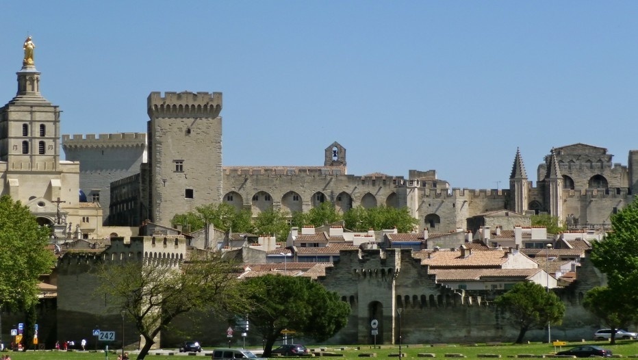 À la fois forteresse et palais, le Palais des Papes domine le centre historique d'Avignon ©Patrick Cros À la fois forteresse et palais, le Palais des Papes domine le centre historique d'Avignon ©Patrick Cros