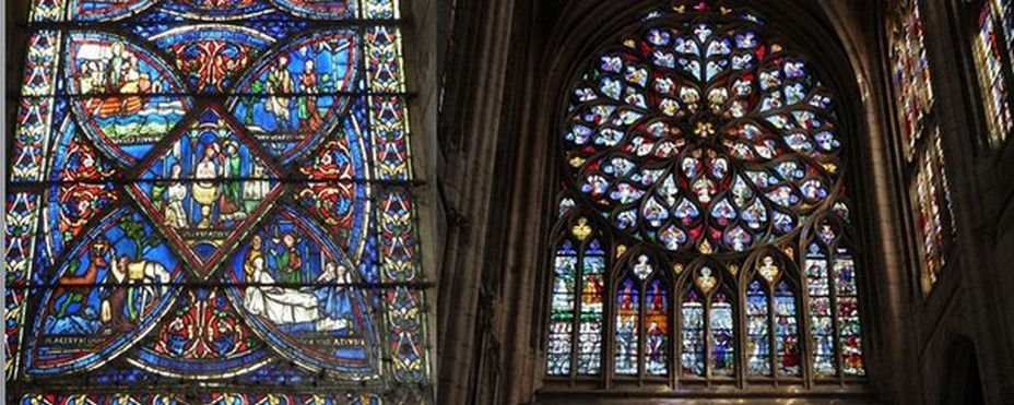 De gauche à droite :  Légende  de saint Eustache Vitrail du déambulatoire 1210 Cathedrale de Sens  @ C.Garyj;  Rosace du Concert Céleste Cathédrale de Sens © OT Sens et Sénonais