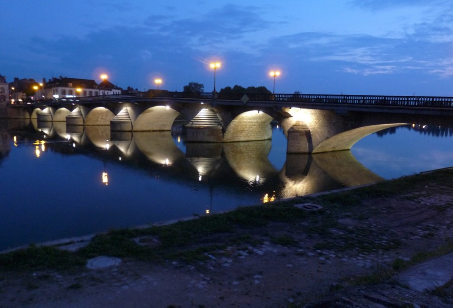 Bourgogne : Joigny la nuit.... @ OT Joigny et Jovinien