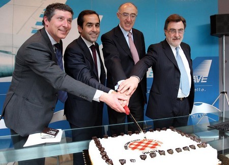 De Gauche à droite : Représentant de la Mairie de Venise, Carlos Munoz PDG VOLOTEA, Représentant Aéroport de Venise, et Représentant de la Région Vénétie.(Photo D.R.) De Gauche à droite : Représentant de la Mairie de Venise, Carlos Munoz PDG VOLOTEA, Représentant Aéroport de Venise, et Représentant de la Région Vénétie.(Photo D.R.)