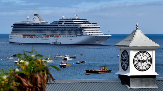 Aujourd'hui , cette île du bout du monde est bien sûr toujours accessible par bateau mais aussi au départ de Johannesburg en Afrique du Sud (6 heures de vol) @ OT Sainte-Hélène. Aujourd'hui , cette île du bout du monde est bien sûr toujours accessible par bateau mais aussi au départ de Johannesburg en Afrique du Sud (6 heures de vol) @ OT Sainte-Hélène.
