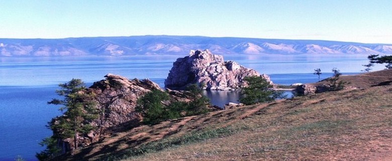 les rives du lac Baïkal dans la région de Irkoutsk. Ce lac impressionnant, le plus profond du monde, deviendrait, avec le déplacement des couches terrestres, dans des millions d'années, une mer séparant la Russie et l'Asie.  (Photo D.R).