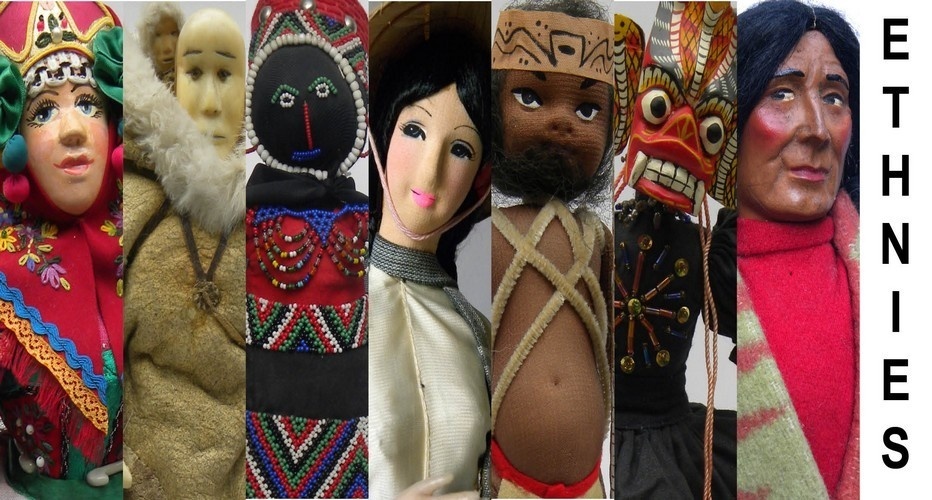 Aux cotés des poupées touristiques plus sommaires, se distinguent des poupées de facture artisanale très spécifiques à leur zone d’origine, remarquables par leur raffinement (Crédit photo : Musée de la poupée).