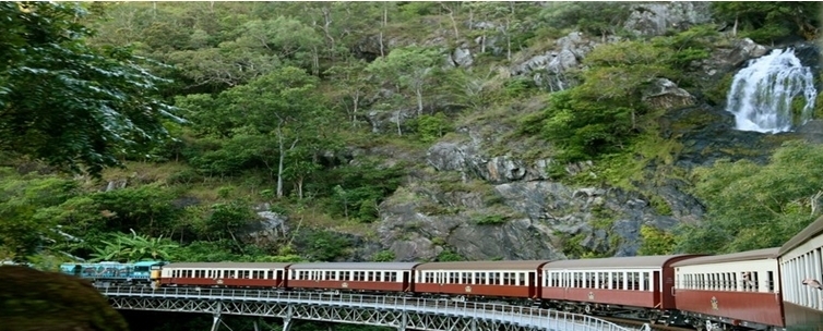 32 kilomètres de rail le long de falaises escarpées, de chutes d’eau et de précipices ©Patrick Cros