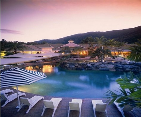 Nuit et dîner au Novotel Palm Cove, au nord de Cairns, à quelques minutes à pied de la Mer de Corail et de ses plages ©DR