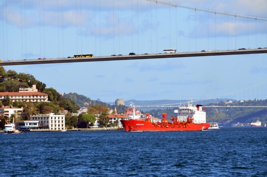 Le pont du Bosphore est aujourd’hui largement détrôné par les deux autres ouvrages qui enjambent hardiment le Bosphore, Fatih Sultan Mehmet (1090 m) et Yavuz Sultan Selim (1408 m) @ David Raynal. Le pont du Bosphore est aujourd’hui largement détrôné par les deux autres ouvrages qui enjambent hardiment le Bosphore, Fatih Sultan Mehmet (1090 m) et Yavuz Sultan Selim (1408 m) @ David Raynal.