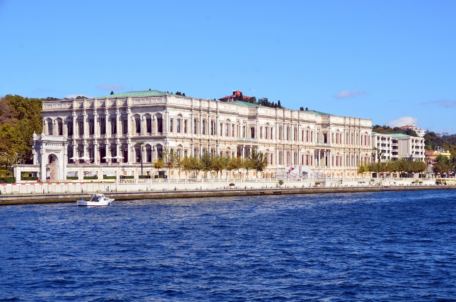 Le palais Çırağan est un ancien palais ottoman de marbre blanc orné de colonnes de porphyre réaménagé en hôtel de luxe - © David Raynal Le palais Çırağan est un ancien palais ottoman de marbre blanc orné de colonnes de porphyre réaménagé en hôtel de luxe - © David Raynal