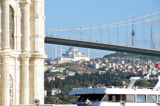 Seule ville à prospérer entre deux continents les ferries d'Istanbul se croisent avec nonchalance sous les ponts du Bosphore - © David Raynal Seule ville à prospérer entre deux continents les ferries d'Istanbul se croisent avec nonchalance sous les ponts du Bosphore - © David Raynal