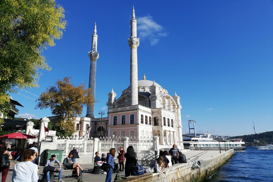 Village dans la ville, le quartier d'Ortaköy littéralement « le village du milieu du détroit » en turc est devenu ces dernières années avec ses nombreuses échoppes un important centre artisanal - © David Raynal