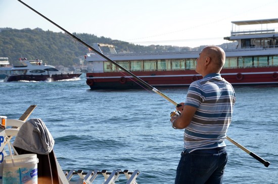 C’est ici à l’ombre de la mosquée d'Ortaköy que les pêcheurs du dimanche viennent taquiner la daurade (karaköz) - © David Raynal C’est ici à l’ombre de la mosquée d'Ortaköy que les pêcheurs du dimanche viennent taquiner la daurade (karaköz) - © David Raynal