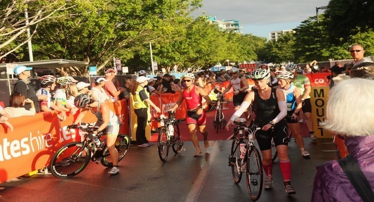 L'Esplanade de Cairns, point de départ des cyclistes du triathlon, juste après l'épreuve de natation ©Patrick Cros L'Esplanade de Cairns, point de départ des cyclistes du triathlon, juste après l'épreuve de natation ©Patrick Cros