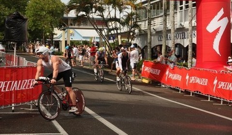 Rue centrale de Port Douglas, étape clé pour les cyclistes de l'Ironman Cairns ©Patrick Cros Rue centrale de Port Douglas, étape clé pour les cyclistes de l'Ironman Cairns ©Patrick Cros