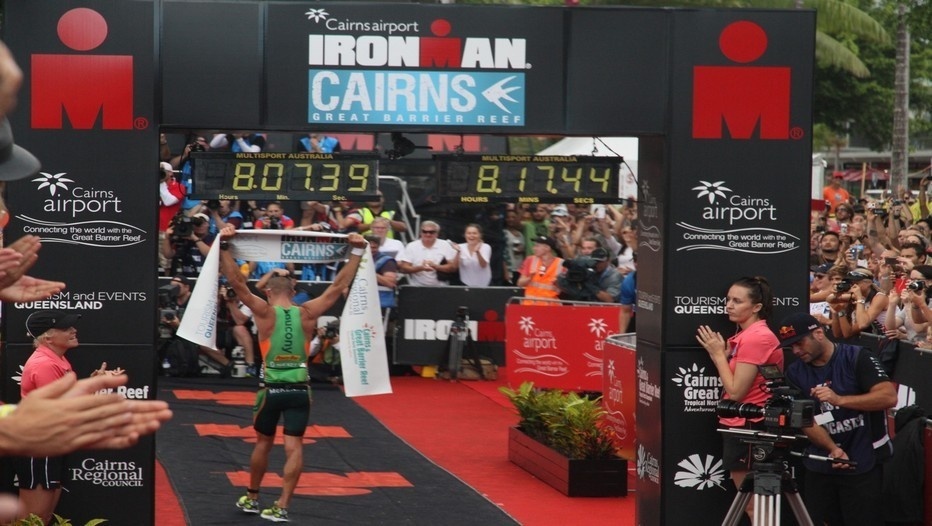 Arrivée de l'Australien Luke McKenzie, vainqueur de l'Ironman Cairns après plus de 8 heures de course ©Patrick Cros