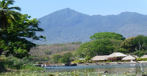 Vue sur le volcan Monbacho depuis le lac Nicaragua (Photo Catherine Gary)