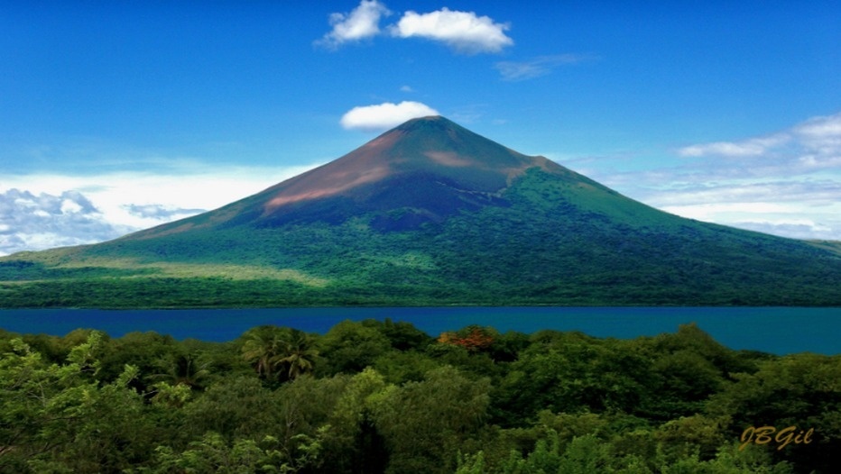 Le Momotombo (« Grand sommet bouillant ») est un volcan situé dans le département de León, au Nicaragua, près de la ville de Puerto Momotombo et des rives du lac Xolotlán (ou lac de Managua). Il s’élève à 1 297 mètres d’altitude. C’est un jeune volcan d’environ 4 500 ans. (photo Jaime Buitrago Gil)