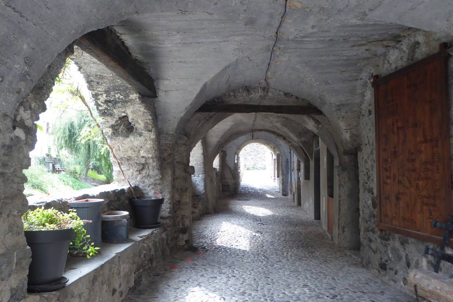 La Brigue Passage sous voûtes et rues en calades @C.Gary