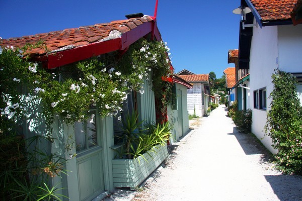 Tout autour du Bassin d’Arcachon les villages ostréicoles se succèdent. A son entrée, la dune du Pilat, plus haute d’Europe, fait face aux lignes mouvantes du Banc d’Arguin. (Photos DR)