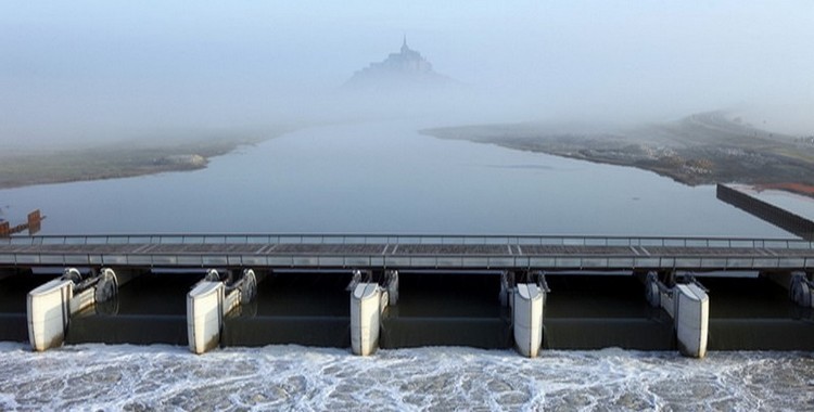 A pleine mer le barrage ouvre ses huit vannes pour remplir d'eau le Couesnon. A marée basse les vannes seront ouvertes pour laisser passer l'eau qui drainera les fonds (photo D.R.)