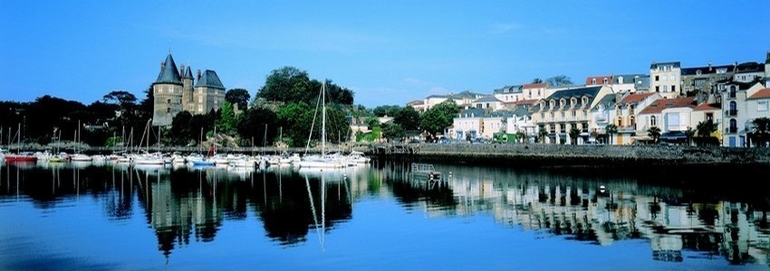 Pornic, port de plaisance et port de pêche avec au fond son château  (photo D.R.)