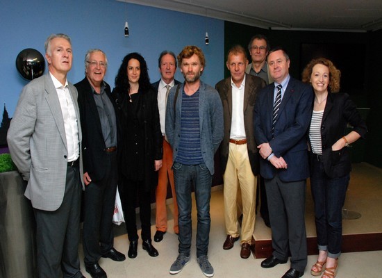 Olivier Adam, lauréat du Prix Bretagne a reçu son prix à la Maison de la Bretagne à Paris en compagnie de Gilles Martin Chauffier, Jean Picollec, Stéphanie Janicot, Jean Bothorel, Patrick Poivre d'Arvor, Georges Guitton, Philippe Le Guillou, Annick Cojean. (Photo David Raynal)