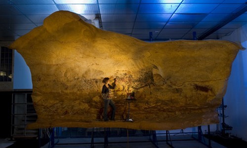 Reproduction des Peintures pour l’exposition sur  les œuvres rupestres de la Grotte de Lascaux : l’artiste chargé de la reproduction emploie des pigments naturels semblables à ceux utilisés à l’origine il y a cela des milliers d’années. (Photo Philippe Psaila)