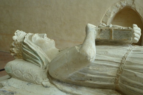 Gisant de la Reine Bérangère à l'abbaye de l'Epau @C.Gary