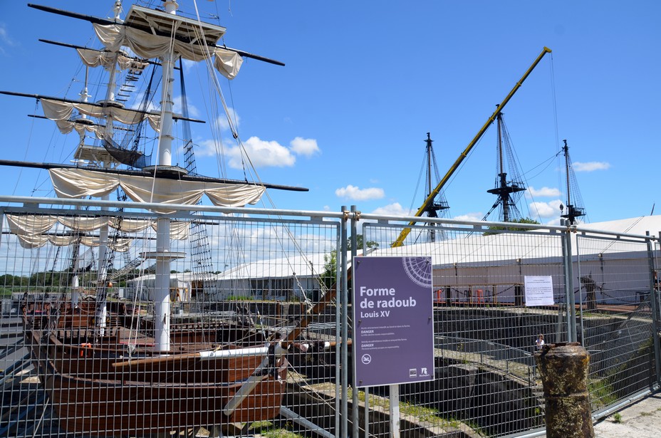 L’accro-mats permet aux gabiers en herbe de se hisser en haut de la grand-voile. A partir de six ans, les enfants accompagnés d’un adulte peuvent grimper en toute sécurité dans les bastingages et dominer la Charente à plus de 30 mètres de hauteur.@ David Raynal L’accro-mats permet aux gabiers en herbe de se hisser en haut de la grand-voile. A partir de six ans, les enfants accompagnés d’un adulte peuvent grimper en toute sécurité dans les bastingages et dominer la Charente à plus de 30 mètres de hauteur.@ David Raynal