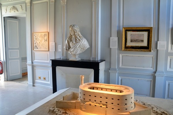 Musée de la Marine, buste de Jean-Baptiste Colbert (1619-1683) contrôleur général des finances, secrétaire d'État de la Maison du roi et secrétaire d'État de la Marine. Aupremier plan une maquette du fort Boyard. @ David Raynal Musée de la Marine, buste de Jean-Baptiste Colbert (1619-1683) contrôleur général des finances, secrétaire d'État de la Maison du roi et secrétaire d'État de la Marine. Aupremier plan une maquette du fort Boyard. @ David Raynal