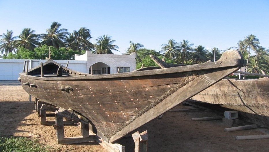 Anciens dhows devant le musée de l'encens  Salalah, 0man (Yémen)(Photo danielle.durand3.perso.sfr.fr/Oman/Bateaux/thumb.html‎)