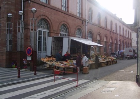 Le petit marché de Raon-l'Etape en plein centre ville (Photo Kim Frossard)