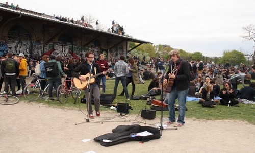 Ambiance musicale et festive ( Photo Berlin Mauer_ via flickr.com  de Marga en Johan van de Merwe )