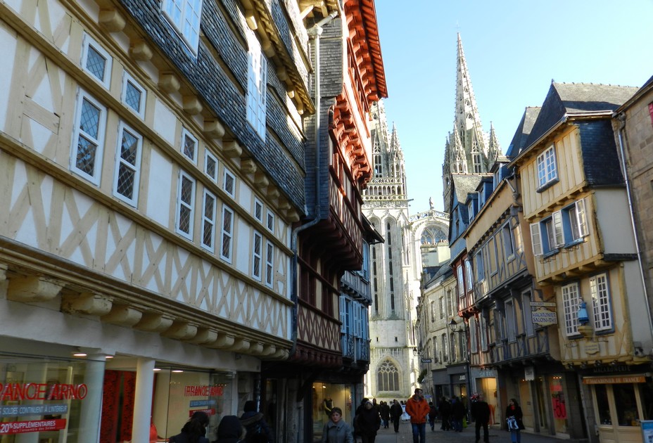 Quimper vue sur la cathédrale depuis la rue Kéreon; ©Office de Tourisme Quimper Cornouaille.