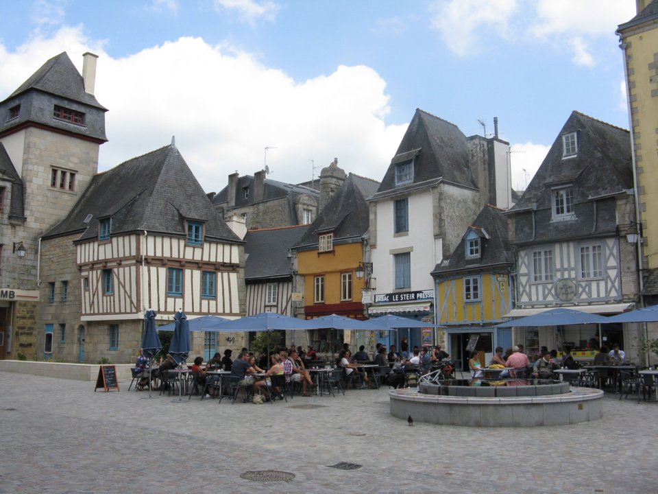 Quimper Place de Terre au Duc et ses terrasses près du Steïr©Office de Tourisme Quimper Cornouaille