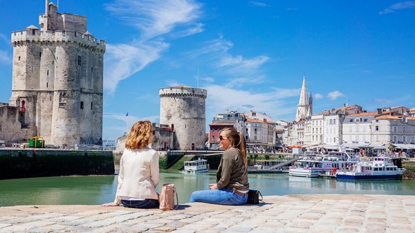 il est possible d’embarquer sur un cataraman, le temps d’une journée ou de quelques heures, pour une inoubliable croisière au grand air. @ OT La Rochelle