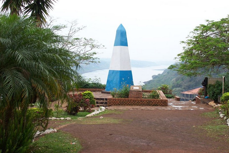 Ne quittez pas Puerto Iguazù sans avoir vu Hito Argentino. Ce tripoint se trouve au confluent des fleuves Iguaçu et Paraná  qui délimitent la frontière argentine, brésilienne et paraguayenne !. @ Pinterest/Lindigomag