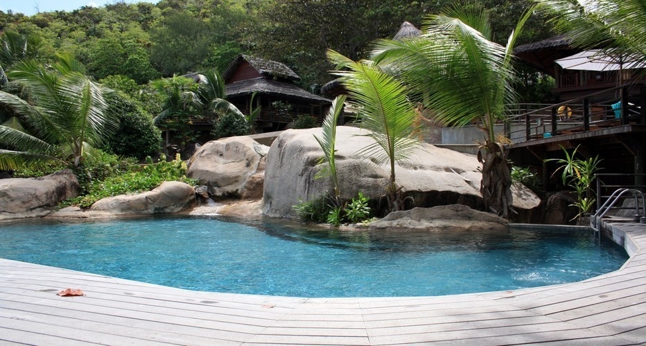 Entouré d’une végétation luxuriante faite de plantes rares, baigné par les mers chaudes de l’océan Indien, le bâtiment principal de l’hôtel Lémuria est reconnaissable à sa piscine en cascade unique au monde. (Photo David Raynal)