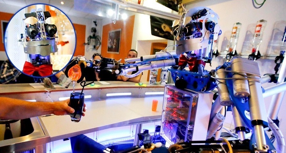 Carl le robot-barman en plein service...(Photo DR)