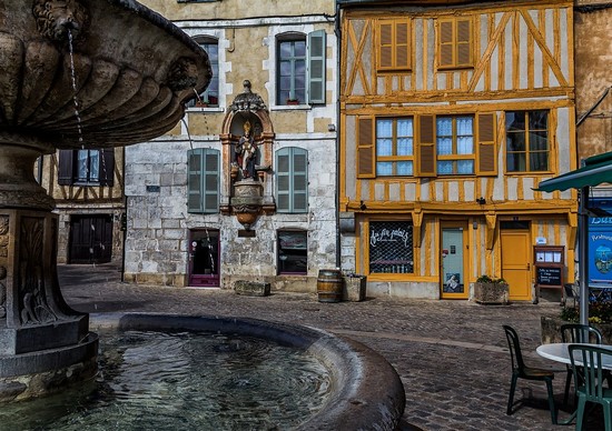 La statue en bois polychrome de Saint Nicolas, patron des “gens de l’eau“, veille toujours sur la place du Coche-d’eau @ Pixabay/lindigomag La statue en bois polychrome de Saint Nicolas, patron des “gens de l’eau“, veille toujours sur la place du Coche-d’eau @ Pixabay/lindigomag