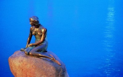 Statue de la Petite Sirène oeuvre du sculpteur Edvard Eriks inspiré, en 1909, par la danseuse Ellen Price danseuse étoile au Royal Theatre de Copenhague dans le ballet "La Petite Sirène". Mais c'est la femme du sculpteur, Eline Eriksen  le modèle de cette magnifique sculpture.(Photo DR) Statue de la Petite Sirène oeuvre du sculpteur Edvard Eriks inspiré, en 1909, par la danseuse Ellen Price danseuse étoile au Royal Theatre de Copenhague dans le ballet "La Petite Sirène". Mais c'est la femme du sculpteur, Eline Eriksen  le modèle de cette magnifique sculpture.(Photo DR)
