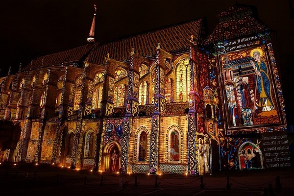 Illuminations estivales sur l'église Saint-Pierre -©Conception artistique Xavier de Richemont Paris - ( Photo  François DELAUNEY)