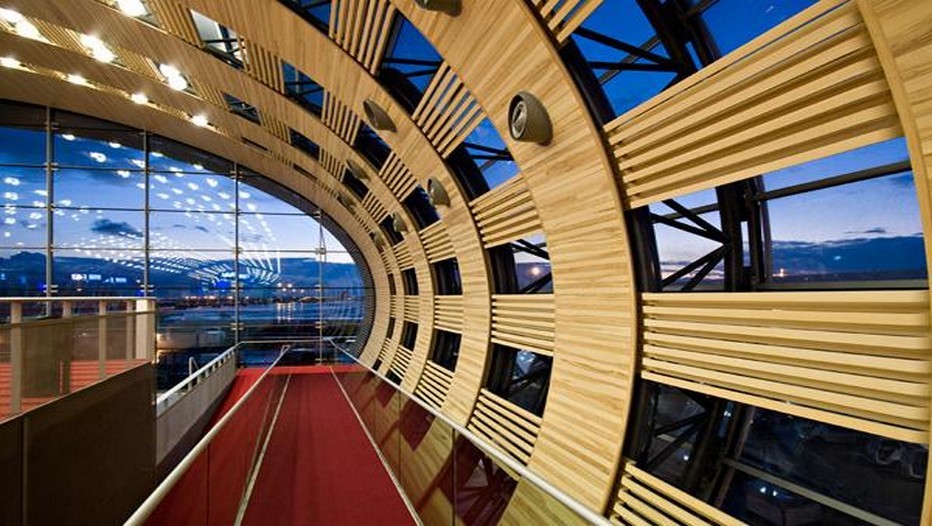 Telle une oeuvre d'art l'un des couloirs du Terminal 1 de l'Aéroport Charles de Gaulle à Paris (photo DR)