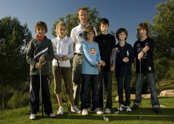 Une équipe de jeunes élèves entoure leur professeur de golf au sein de l'école de golf GEA Dolce Fregate Provence dans le département du Var (Photo GEA)