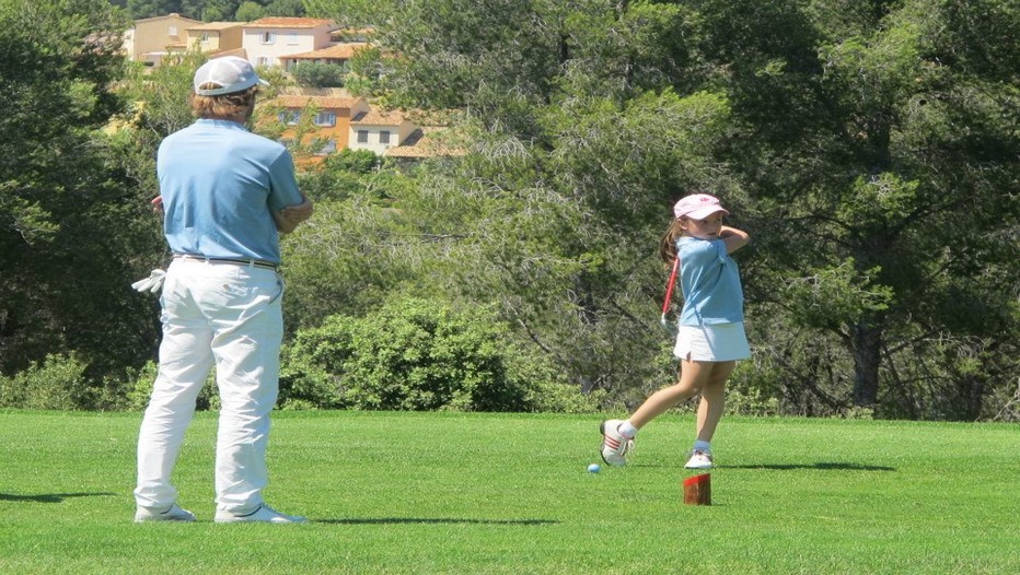 De 5 à 16 ans, les enfants peuvent travailler leur swing sur les practices, les putting greens et même sur le Frégalon (9 trous homologués, 2 400m, Par 29) 9T) (Photo GEA)