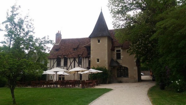 L’Auberge du Prieuré recettes inspirées de la Renaissance : poularde confite au bon vin d’Amboise, gastiau de courges au carvi, aumônière de saumon au basilic et trédura de poireaux….@ TripAdvisor.