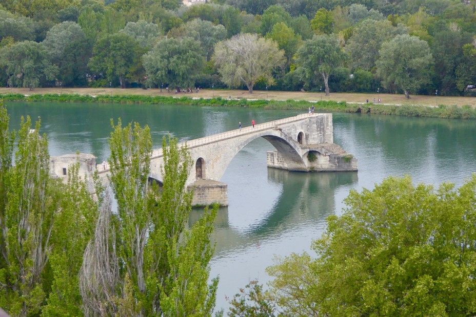 Du pont mythique d'Avignon construit au XIIè siècle ne restent que 4 arches @ C. Gary Du pont mythique d'Avignon construit au XIIè siècle ne restent que 4 arches @ C. Gary