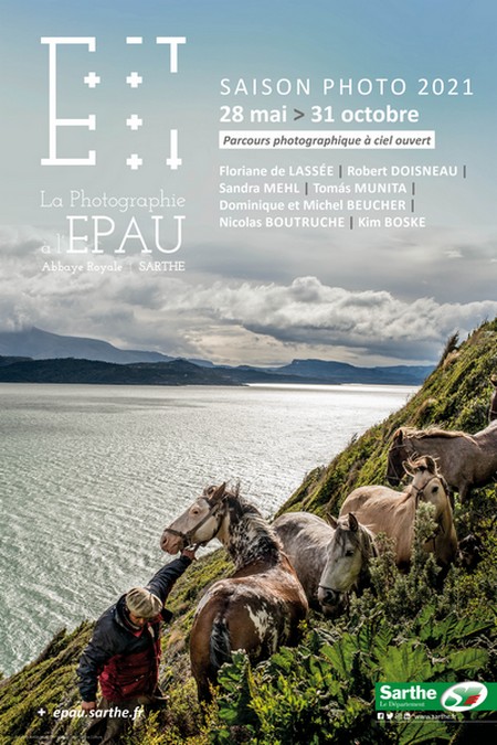 Cette 9e édition permet au département de la Sarthe de valoriser la culture en exposant jusqu’au 31 octobre les œuvres de 8 photographes, Sandra Melh, Robert Doisneau, Tomás Munita, Floriane de Lassée, Michel et Dominique Beucher, Nicolas Boutruche, Kim Boske autour du thème de « l’itinérance » Affiche de l'exposition. @ DR Cette 9e édition permet au département de la Sarthe de valoriser la culture en exposant jusqu’au 31 octobre les œuvres de 8 photographes, Sandra Melh, Robert Doisneau, Tomás Munita, Floriane de Lassée, Michel et Dominique Beucher, Nicolas Boutruche, Kim Boske autour du thème de « l’itinérance » Affiche de l'exposition. @ DR