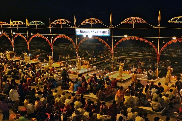 La cérémonie de l'Aarti, au Dasasvamedha Ghat ©Roger Jacquelin La cérémonie de l'Aarti, au Dasasvamedha Ghat ©Roger Jacquelin