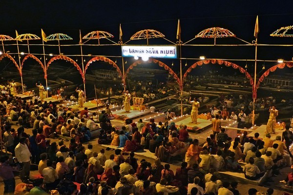 La cérémonie de  l'Aarti, au  Dasasvamedha Ghat ©Roger Jacquelin