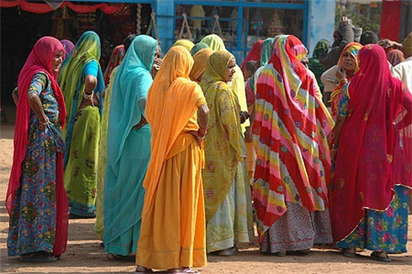 Groupe de femmes hindoues en route vers le temple  © Photo DR