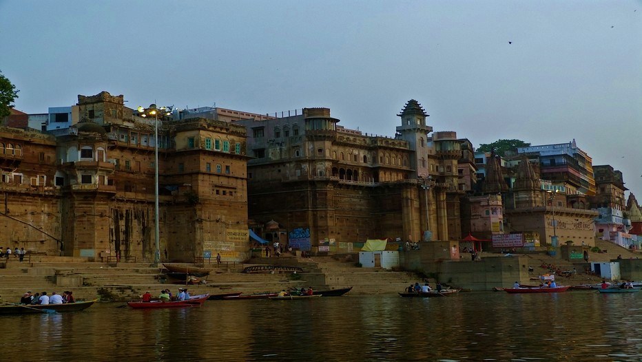 En approchant du ghat par le Gange, on perçoit la "puissance mystique" de cette ville sacrée de l'Uttar Pradesh, au nord de l'Inde.©Roger Jacquelin